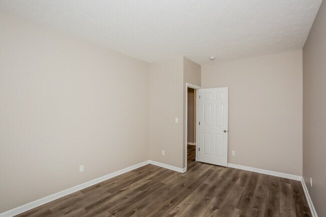 Building Photo - 573 Farnham Dr