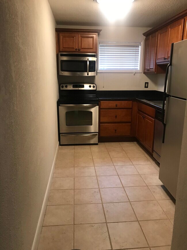 Kitchen - 250 Little St