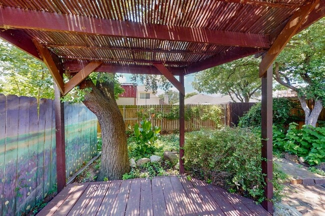 Building Photo - Spacious Townhome with Lake Views on a Pri...