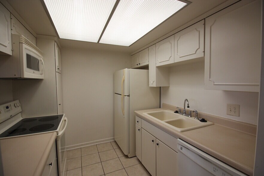 Building Photo - 8401 N New Braunfels Ave