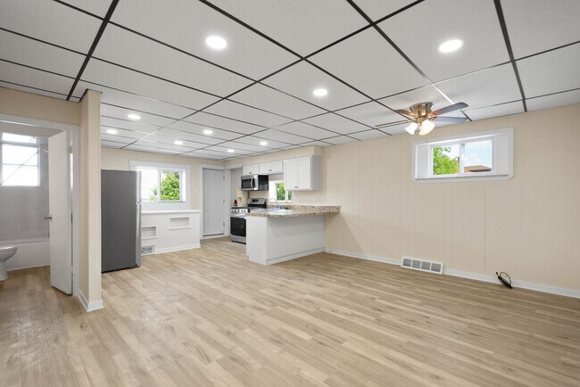 Building Photo - Gorgeous 2 bedroom in Pittsburgh available July 15!