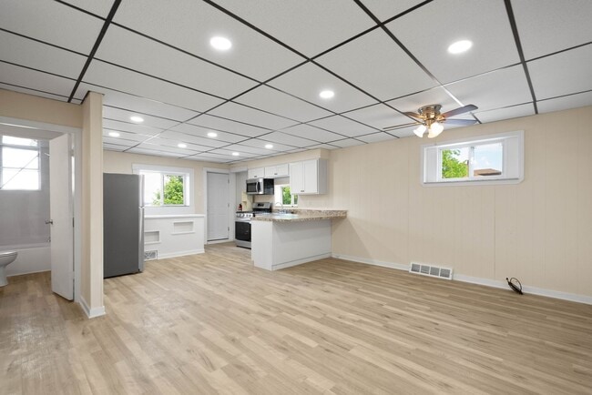 Building Photo - Gorgeous 2 bedroom in Pittsburgh available...