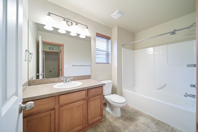 Building Photo - 3 bedroom 2.5 baths - Easy JBLM commute! - North Thurtson School District.