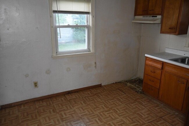 Building Photo - 2105 Lakeview Ave