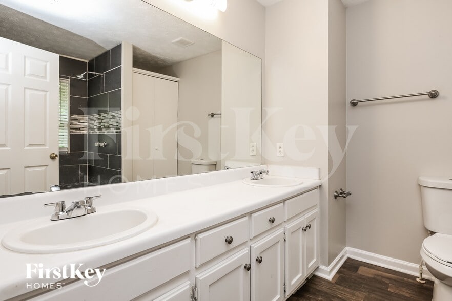 Building Photo - 1480 Royale Castle Dr