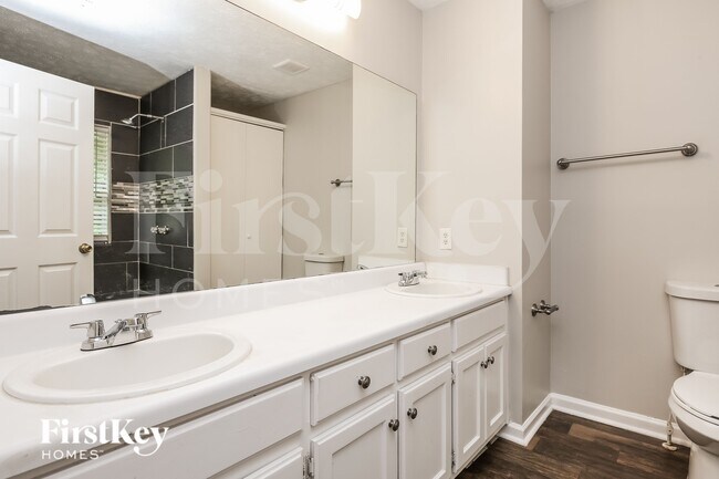 Building Photo - 1480 Royale Castle Dr