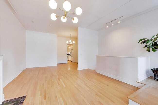 Building Photo - 1402 N La Salle Dr