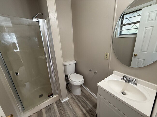 Building Photo - Huge 4 Bedroom in West Tulsa