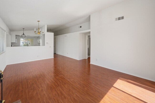 Building Photo - Sparkling Clean 3 Bedroom, 2 Bath Home with a View!