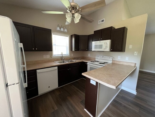 Building Photo - Beautiful 2 bedroom 2 bath single family house with fence, located in central Jacksonville. Close...