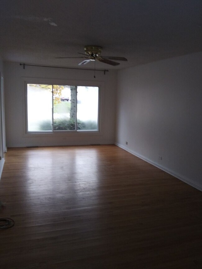 Building Photo - Spacious 2 Bedroom Home w/ 2.5 car garage - Westmont