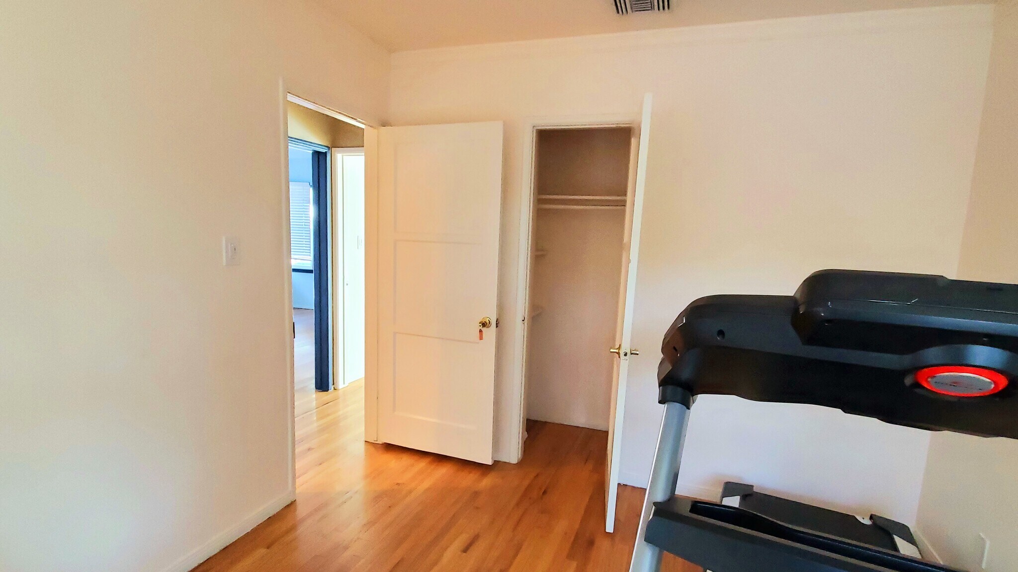 Building Photo - 7038 Yarmouth Ave