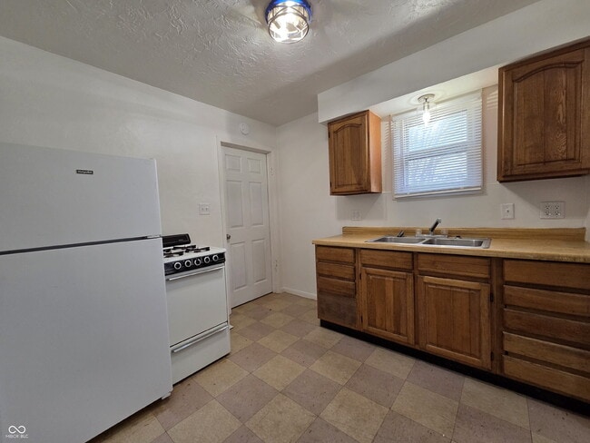 Building Photo - 702 W 23rd St