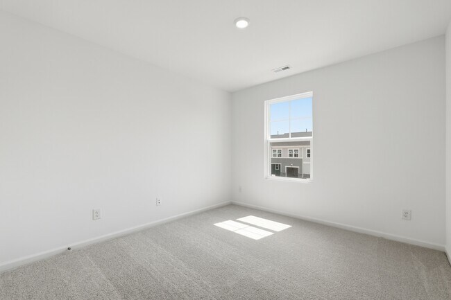 Building Photo - 216 Deercroft Dr