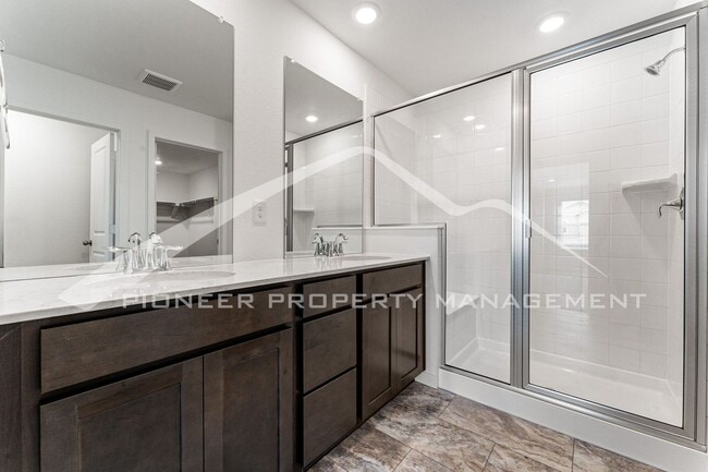 Building Photo - Charming Townhouse with Washer/Dryer and Garage