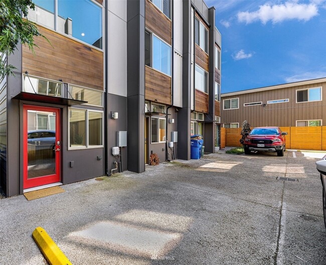 Building Photo - 4027 California Ave SW
