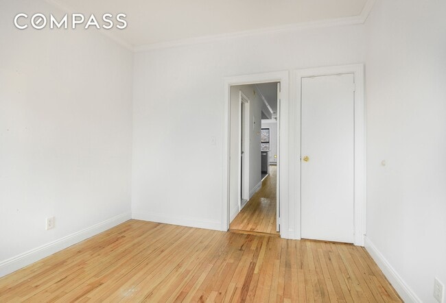 Building Photo - Sunny one bed on the cusp of Park Slope and Gowanus