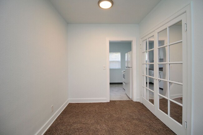 Building Photo - Adorable Remodeled Mississippi 1 Bedroom Apartment in Charming Courtyard Complex