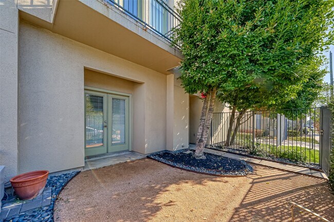 Building Photo - 5342 Darling St