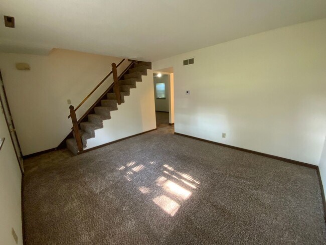 Building Photo - 560 NE Park Ln
