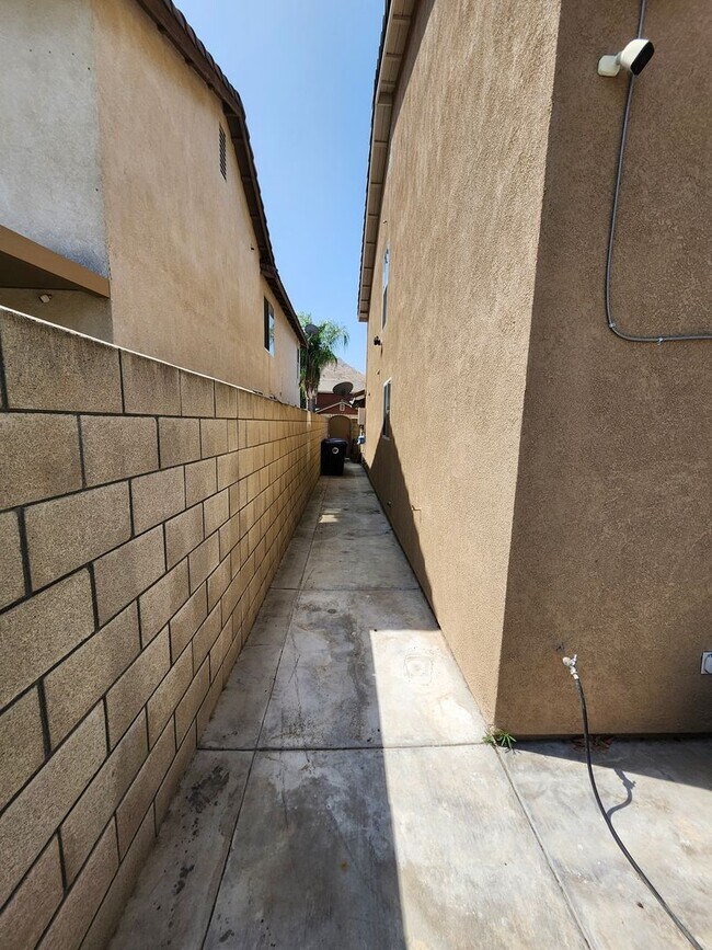 Building Photo - Beautiful 5 Bedroom House fully remodeled....