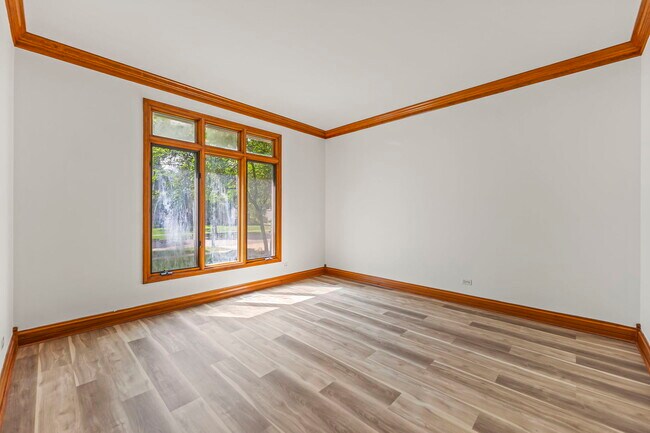 Building Photo - 552 Waters Edge Dr