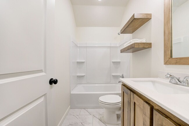 Building Photo - Brand New Home In Noble!