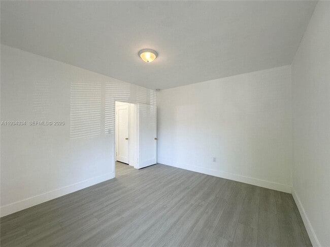 Building Photo - 955 Bay Dr