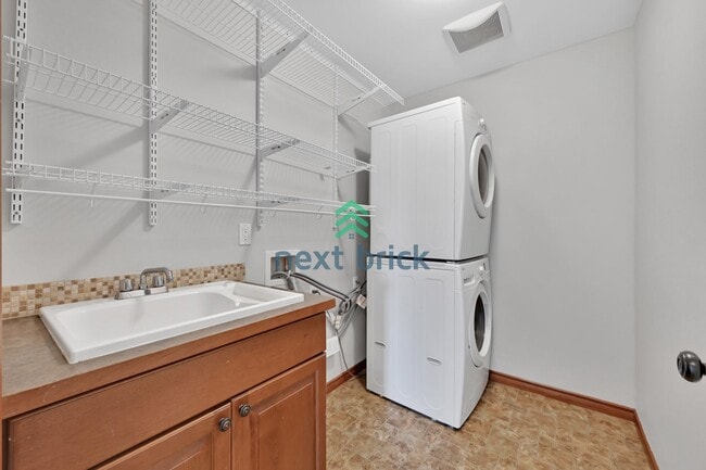 Building Photo - 4 BED & 2.5 SINGLE FAMILY HOUSE FOR RENT