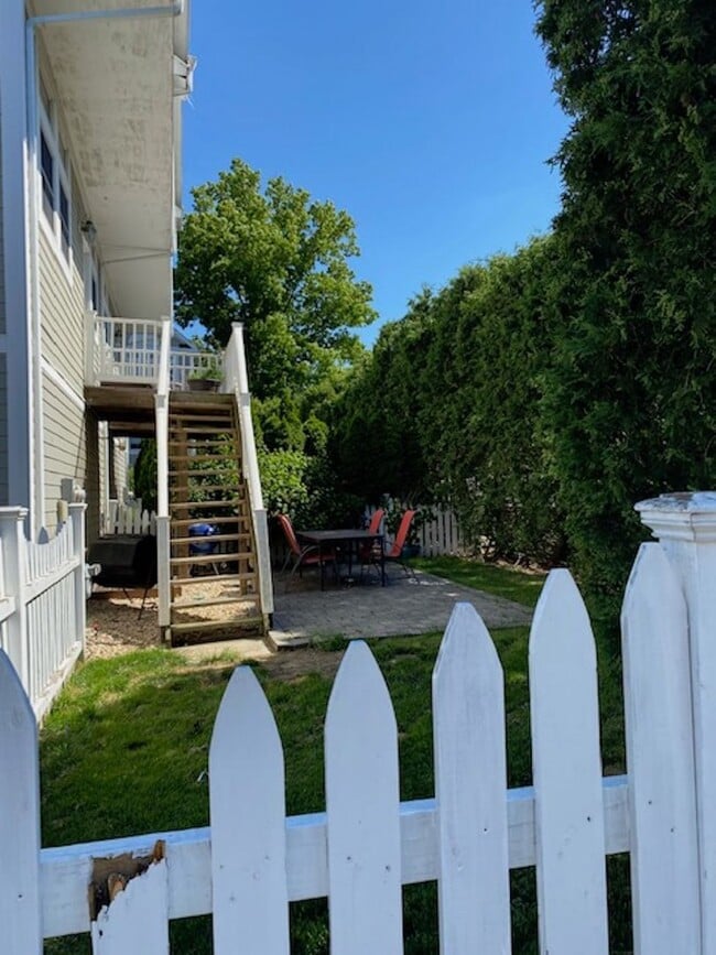 Building Photo - Three Bedroom 3.5 baths Townhouse for Rent...