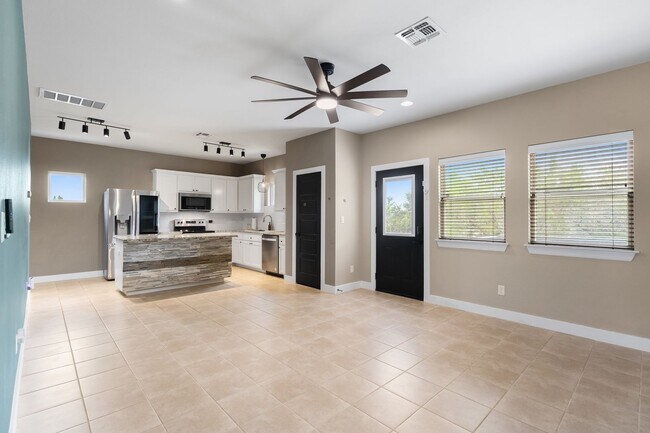 Building Photo - 924 Scenic Hills Dr