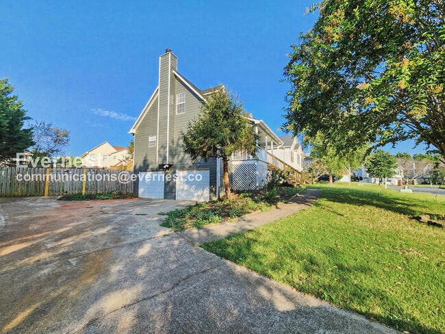 Building Photo - 3 Bed, 3 Bath with Fenced Yard & Garage / Pet-Friendly / Available Now!