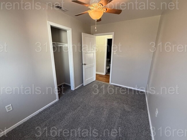 Building Photo - $915 - 3 bedroom / 1 bathroom - Single Family Home