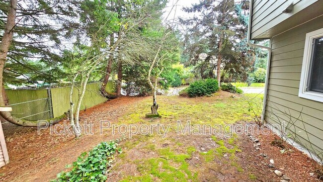 Building Photo - 12220 Ravena Pl NW