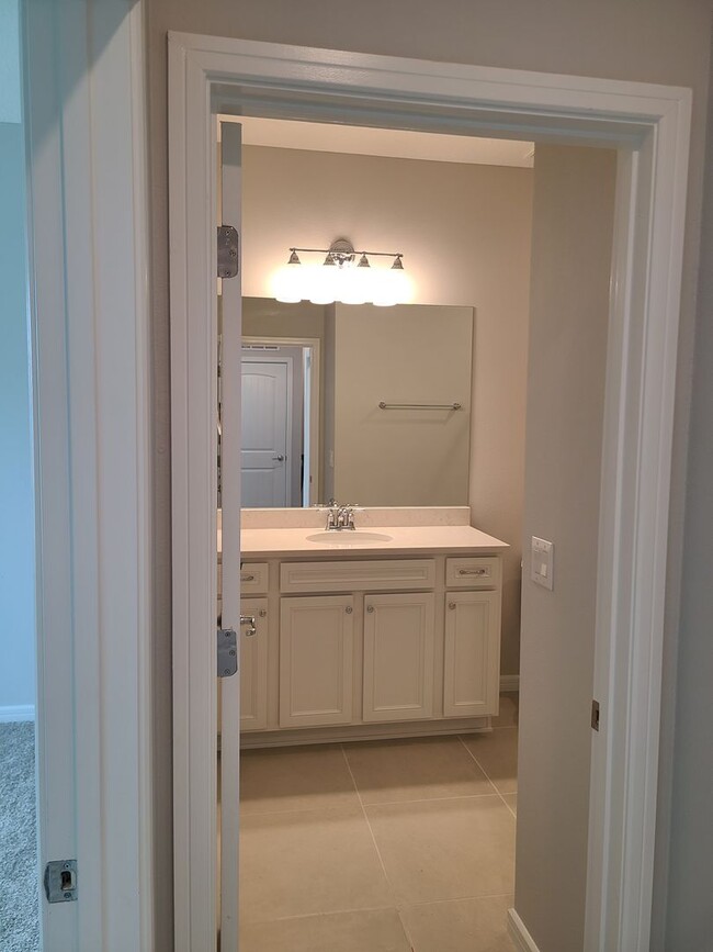 Building Photo - Luxury 3-bedroom, 2.5 bathroom townhome wi...