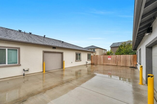 Building Photo - Wood Ranch Duplex 519