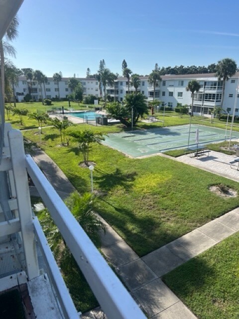 Building Photo - 2041 Sunset Dr