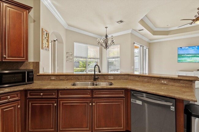 Building Photo - 5829 NW Zenith Dr