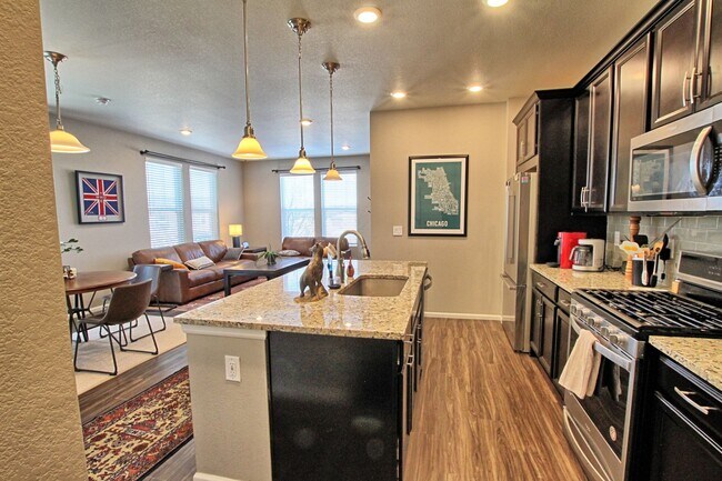 Building Photo - 3 bed 2.5 bath Castle Rock Townhome in the Meadows
