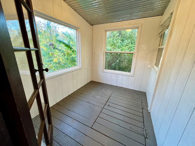 Your Sunroom. - 2028 Bristow St