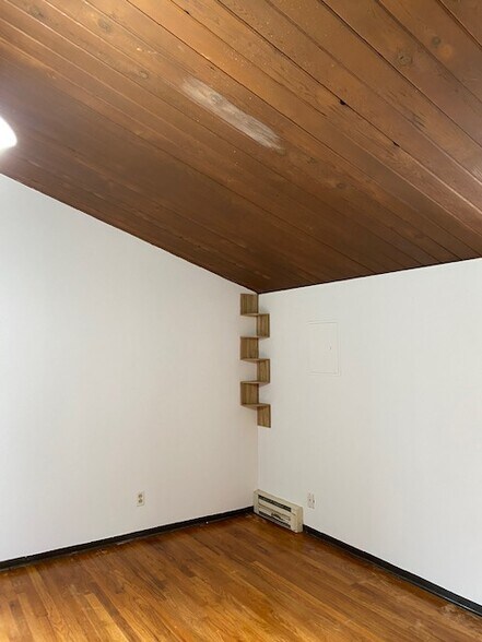 Building Photo - 3246 NE 85th St