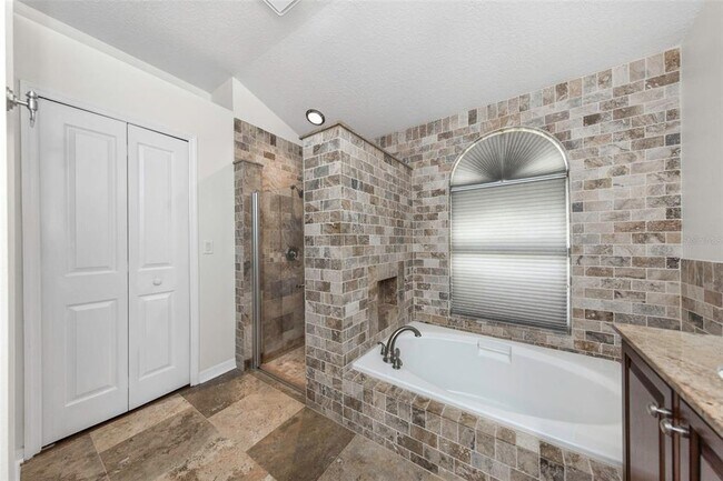 Building Photo - 15002 Rocky Ledge Dr