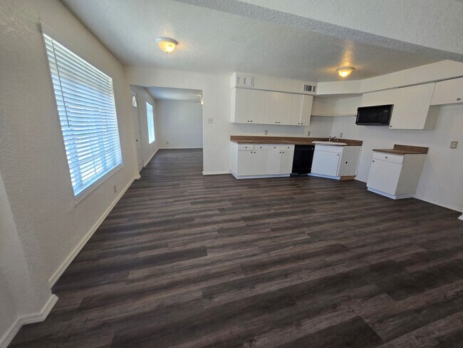 Building Photo - Spacious Home, Pets welcome