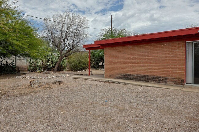 Building Photo - 618 N Medford Dr