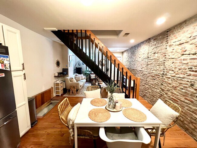Building Photo - Beautiful 2-Bedroom Townhouse in Francisvi...