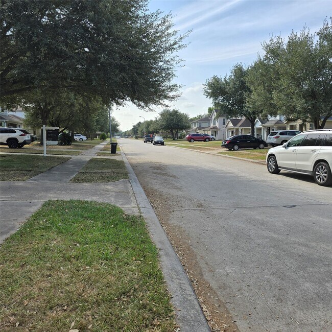 Building Photo - 12034 Madison Oak St