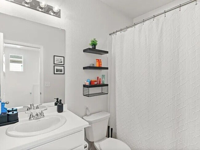 Building Photo - ***Free 75'' TV upon lease execution*** St...