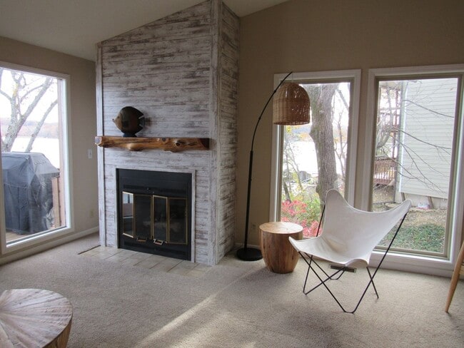 Building Photo - Top floor 2 bedroom condo in Camdenton