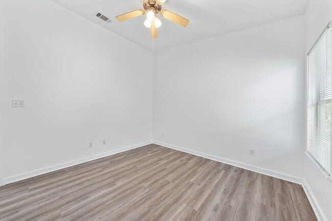 Building Photo - 707 E 47th St