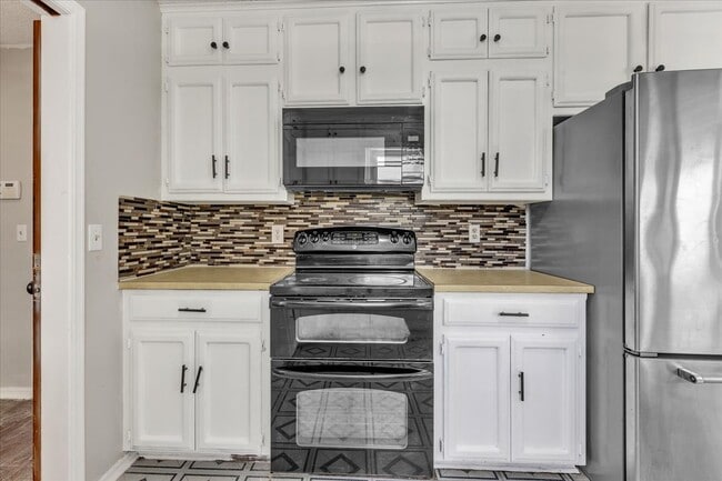 Building Photo - 3600 Sunvalley Dr